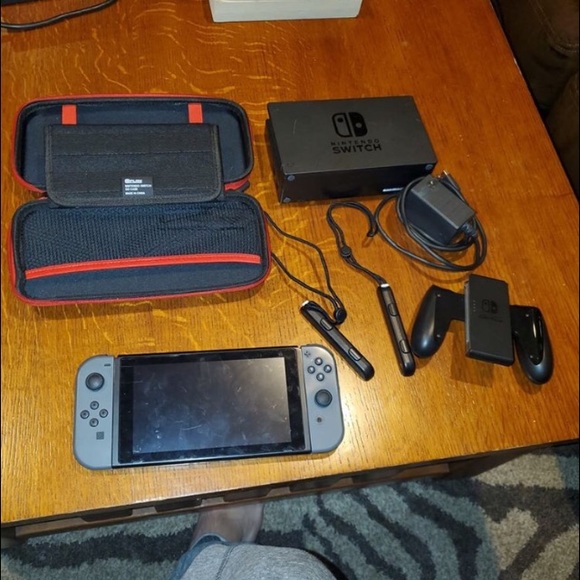 Nintendo Switch - Picture 1 of 3